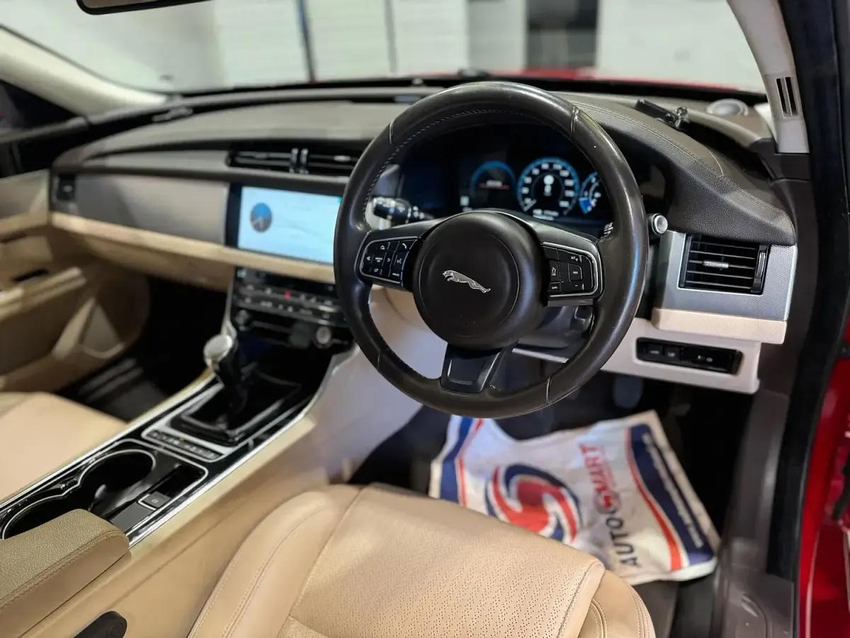 Used Jaguar XF Prestige 163 HP (119 kW) 2016 Red Sedan