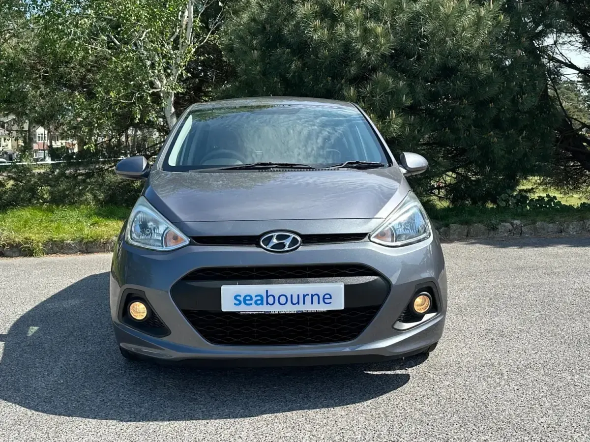Gebraucht Hyundai i10 SE 87 PS (63 kW) 2015 Grau Kleinwagen