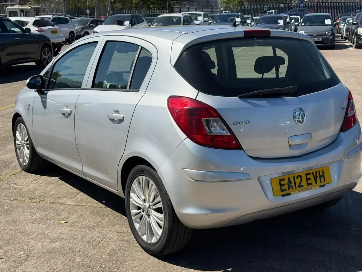 Usado Vauxhall Corsa Active 100 HP (73 kW) 2012 Prateado Citadino