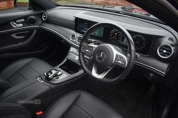 Usado Mercedes E220 AMG line 191 CV (140 kW) 2020 Negro Berlina
