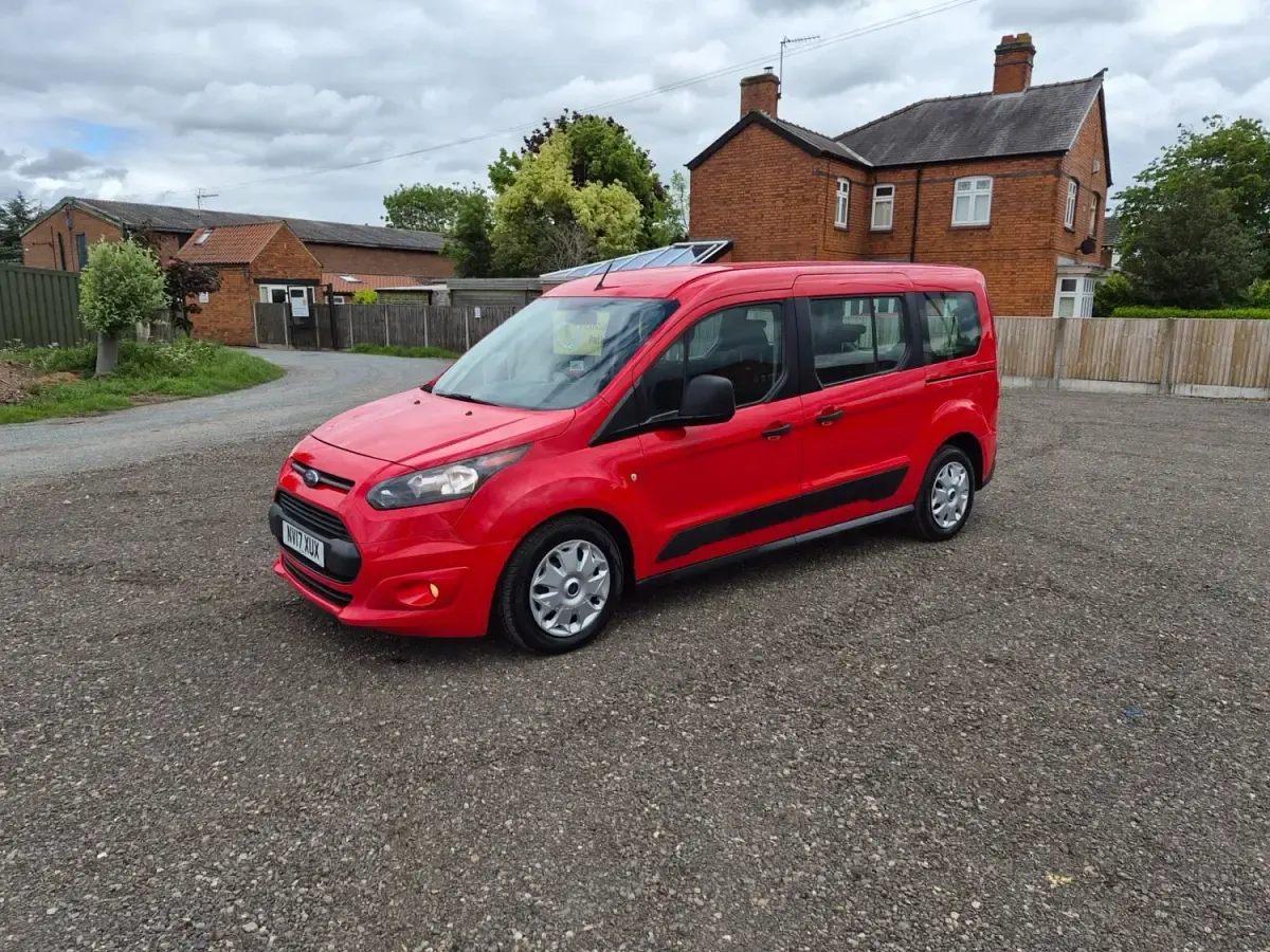 Usado Ford Tourneo Connect Zetec 120 HP (88 kW) 2017 Vermelho Monovolume