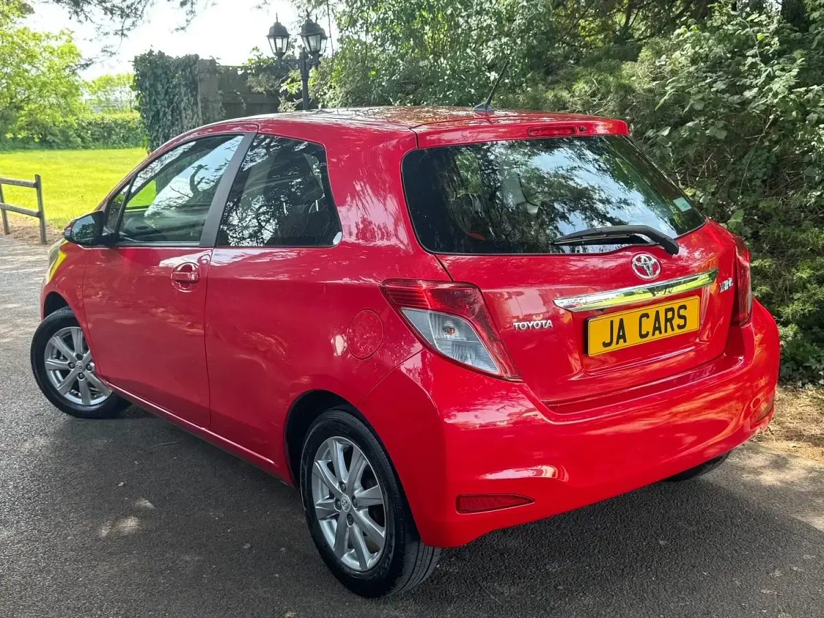 Used Toyota Yaris 101 HP (74 kW) 2012 Red Hatchback