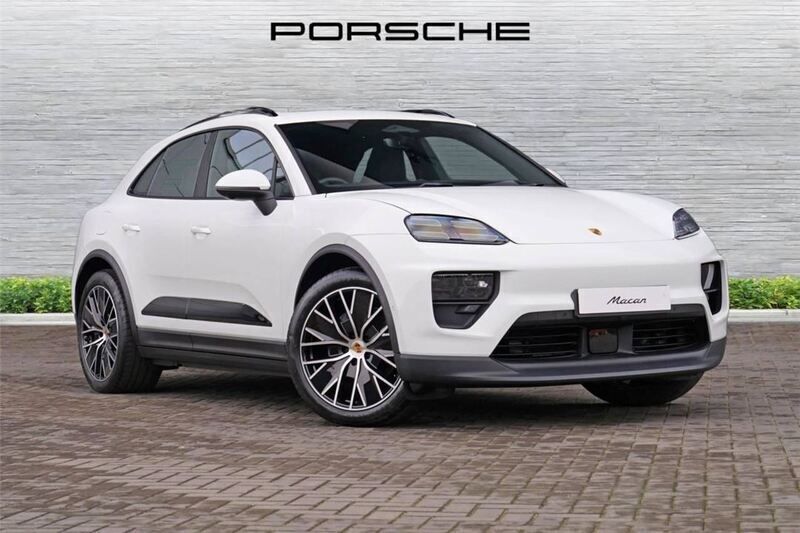 White Used 2025 Porsche Macan SUV | £74,990 (Fair price) - Image 1/4
