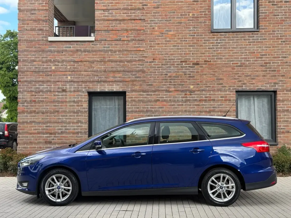 Gebraucht Ford Focus Zetec 125 PS (91 kW) 2014 Blau Kombi