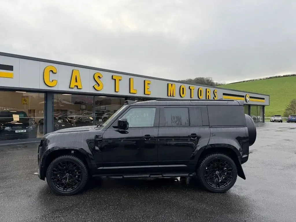 Uusi Land Rover Defender SE Dynamic 2026 Musta Katumaasturi