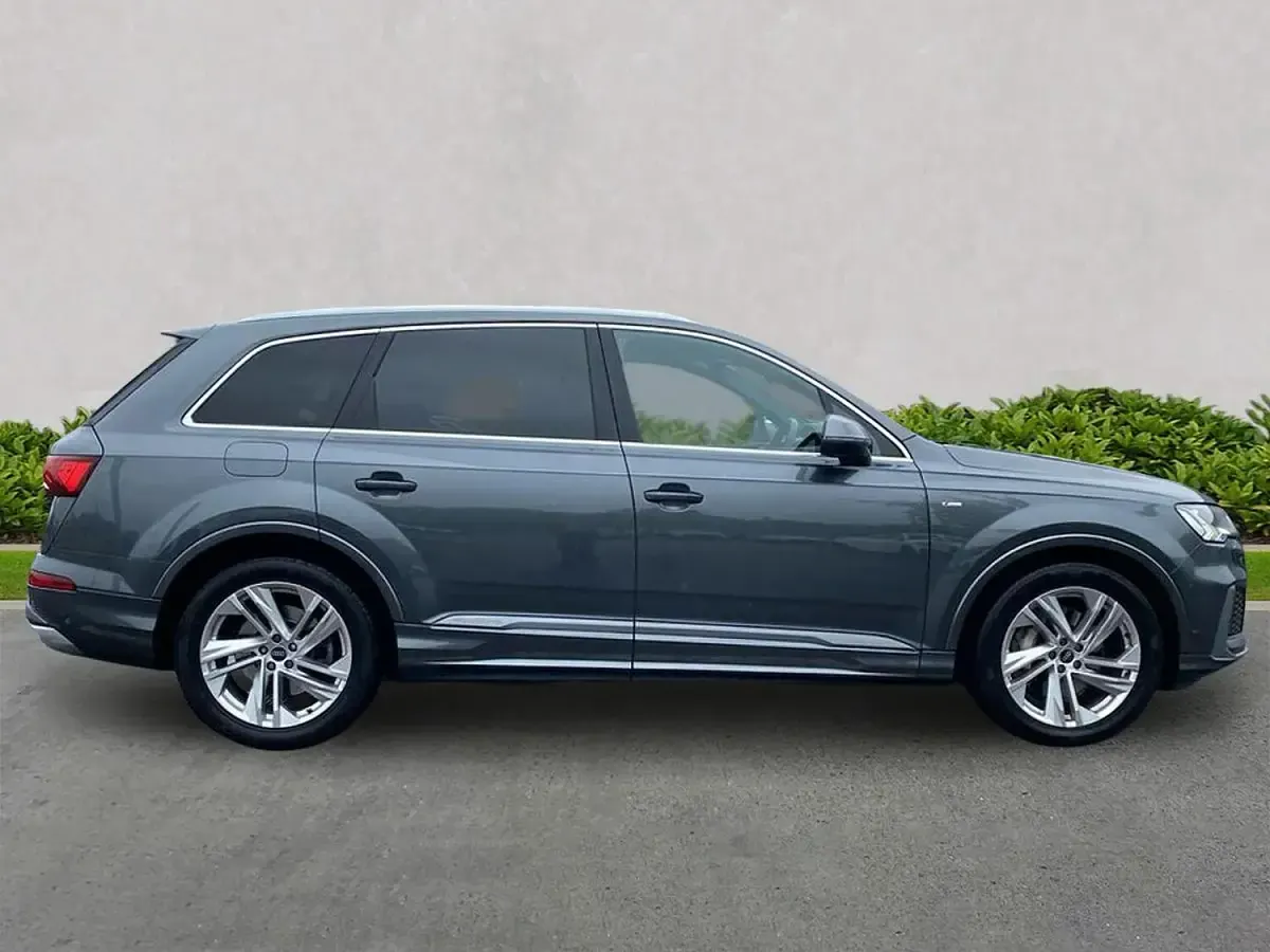 Used Audi Q7 S-Line 286 HP (210 kW) 2023 Grey SUV