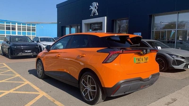 Begagnad MG MG4 EV Trophy 147 kW (200 HK) 2024 Orange Halvkombi