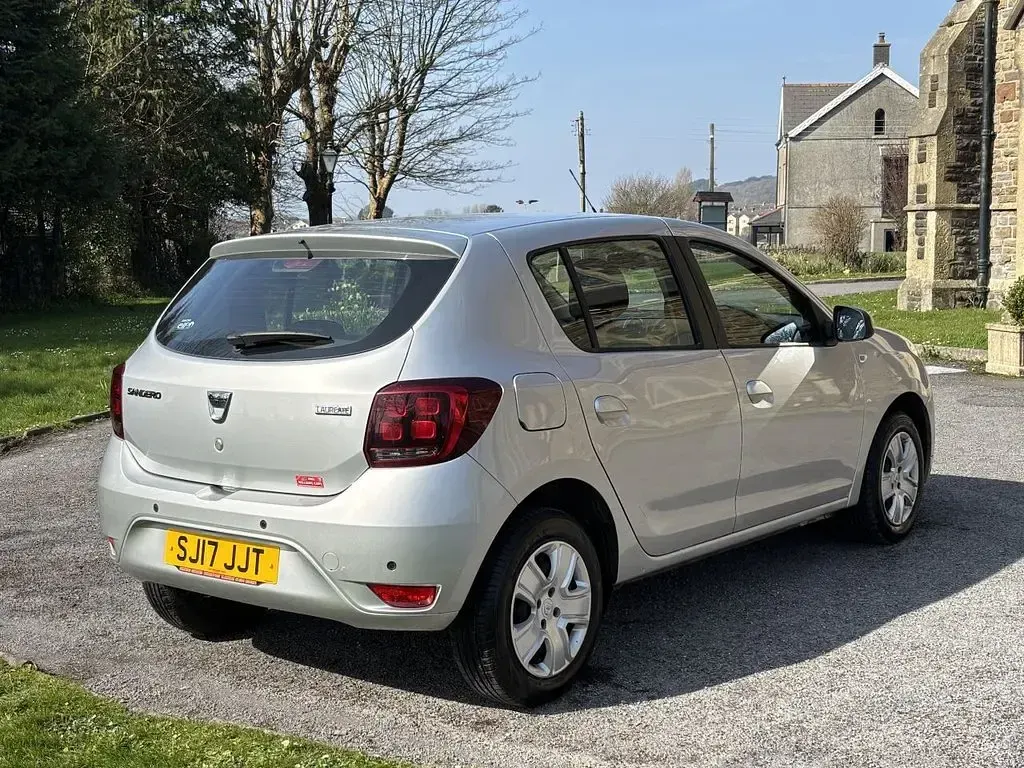 Used Dacia Sandero Lauréate 90 HP (66 kW) 2017 Silver Hatchback