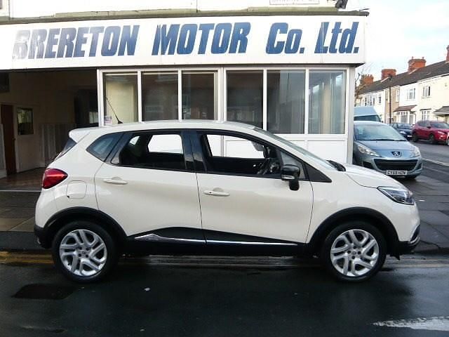 Used Renault Captur Dynamique 90 HP (66 kW) 2016 Cream SUV