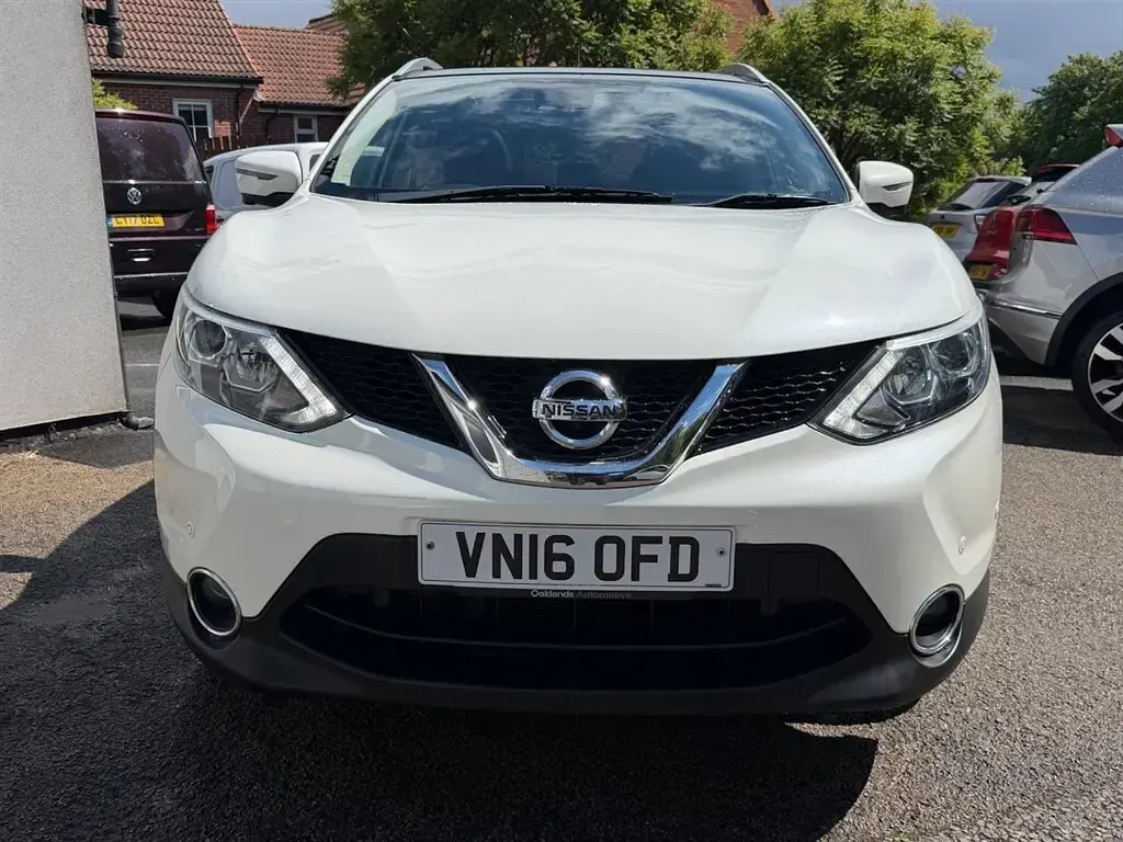 Used Nissan Qashqai Tekna 2016 White SUV