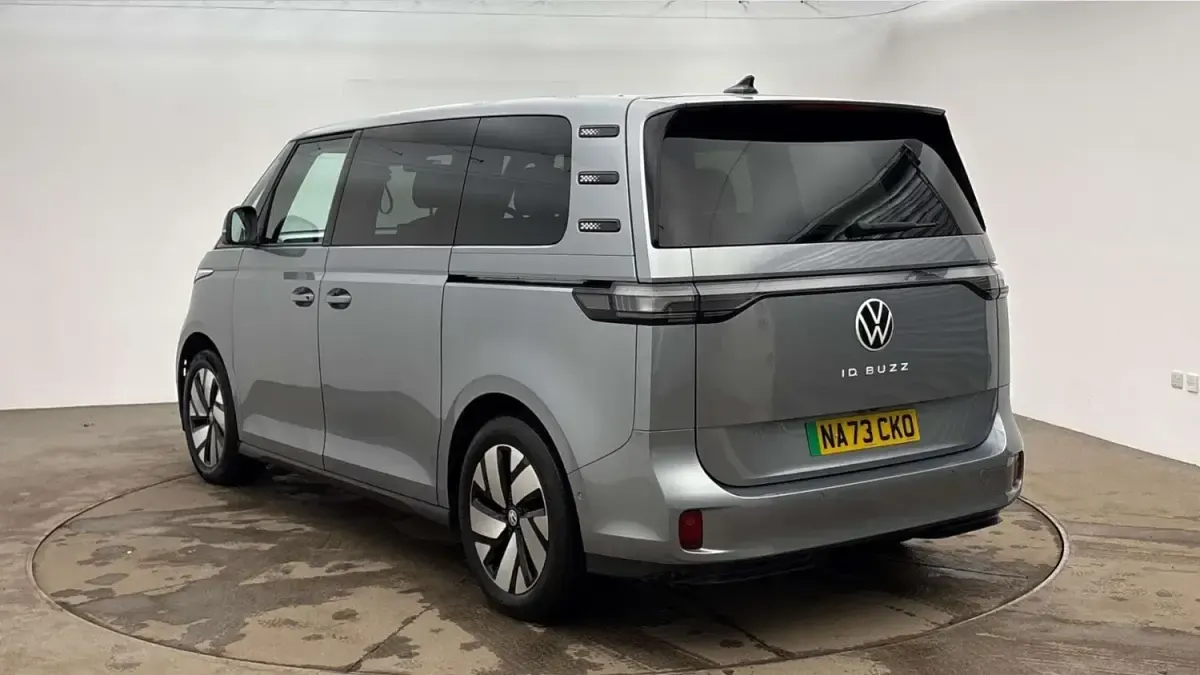 Używany VW ID. Buzz Pro 210 kW (286 KM) 2023 Srebrny Minivan