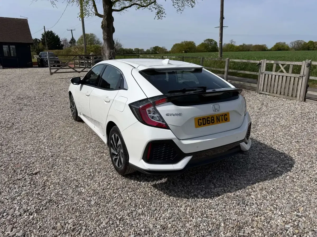 Używany Honda Civic SE 126 KM (92 kW) 2019 Biały Hatchback