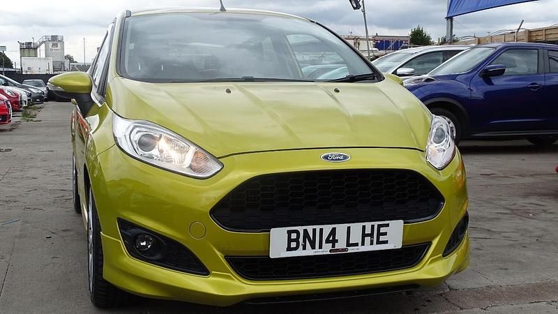 Used Ford Fiesta Zetec 125 HP (91 kW) 2014 Yellow Hatchback
