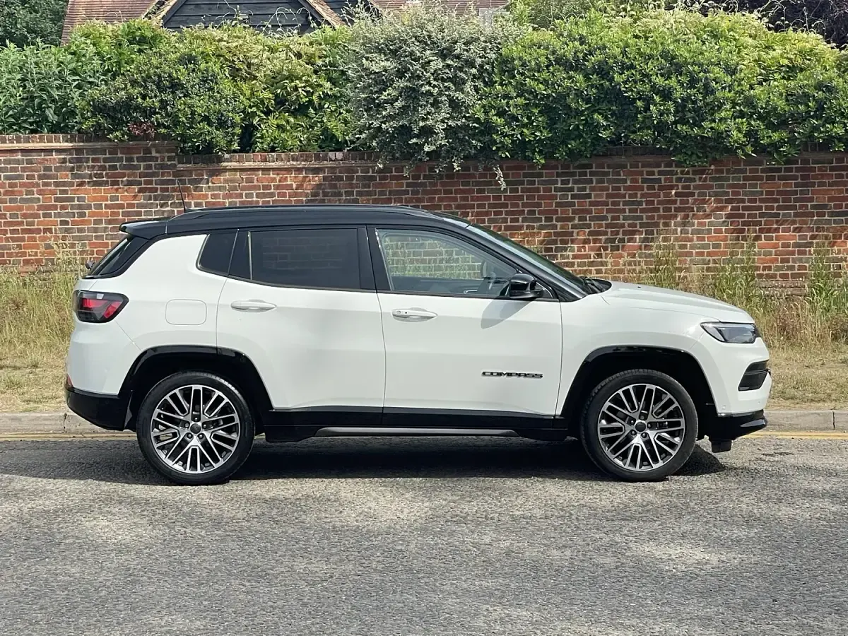 Used Jeep Compass Altitude 2025 White/black SUV