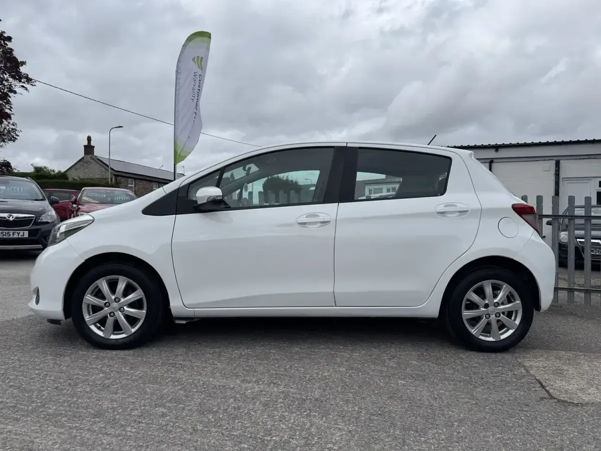 Begagnad Toyota Yaris 69 HK (50 kW) 2013 Vit Halvkombi