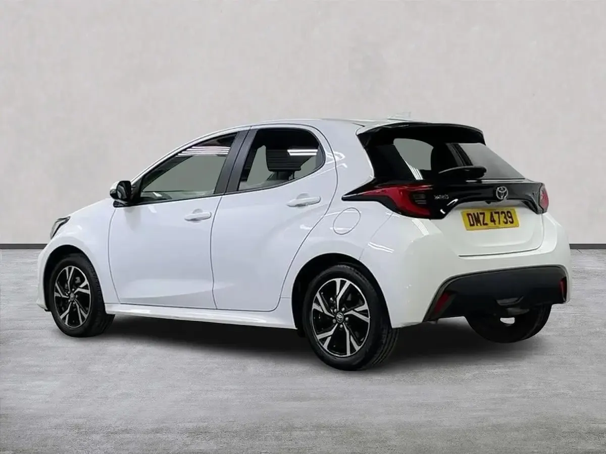 Used Toyota Yaris Hybrid Design 116 HP (85 kW) 2024 White Hatchback