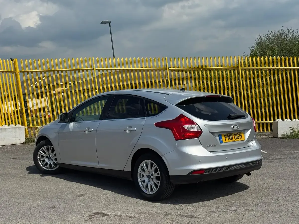 Used Ford Focus Titanium 125 HP (91 kW) 2011 Silver Hatchback