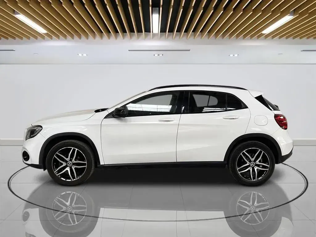 Used Mercedes GLA180 Urban 122 HP (89 kW) 2019 White SUV