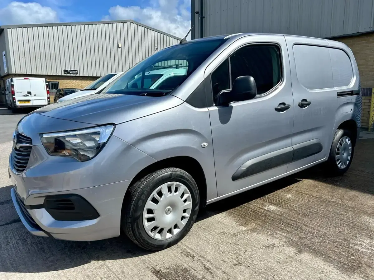 Second-hand Vauxhall Combo Sportive 100 CP (73 kW) 2020 Gri Monovolum