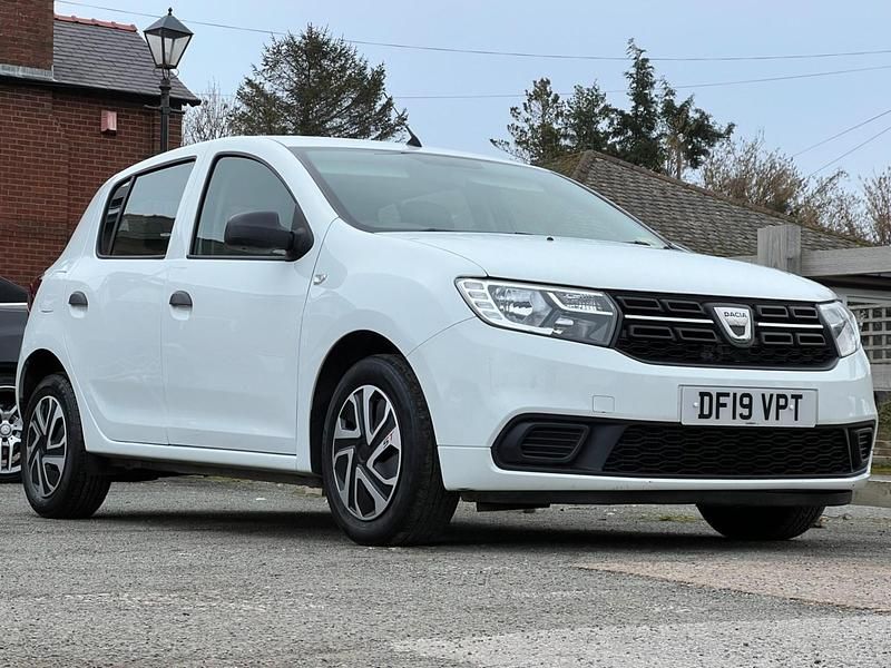 Used Dacia Sandero Essentiel 72 HP (52 kW) 2019 White Hatchback