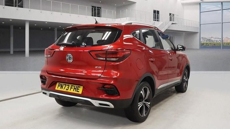Usado MG ZS Excite 106 HP (77 kW) 2023 Vermelho Sedan