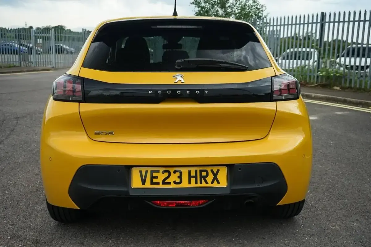 Used Peugeot 208 Active+ 74 HP (54 kW) 2023 Yellow Hatchback