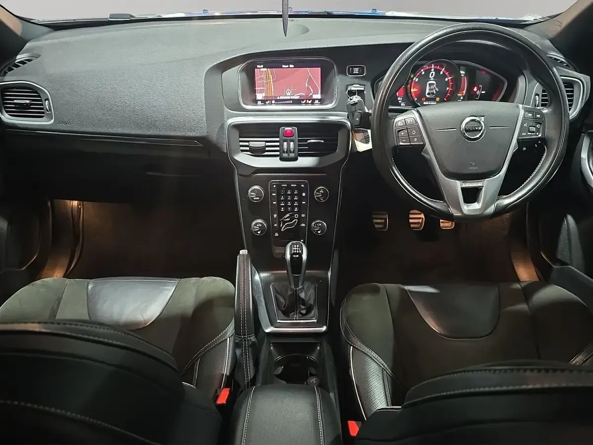 Usado Volvo V40 R-Design 122 HP (89 kW) 2017 Azul Citadino