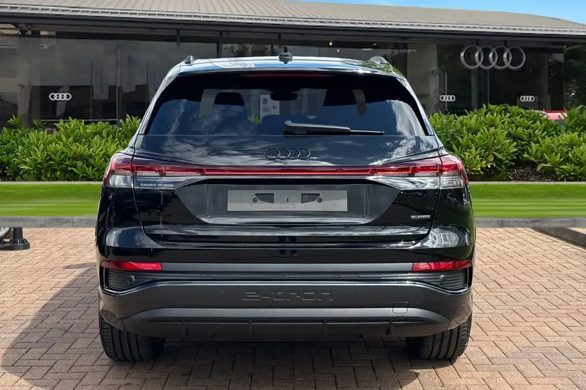 Neu Audi Q4 e-tron Black Edition 210 kW (286 PS) 2026 Schwarz SUV