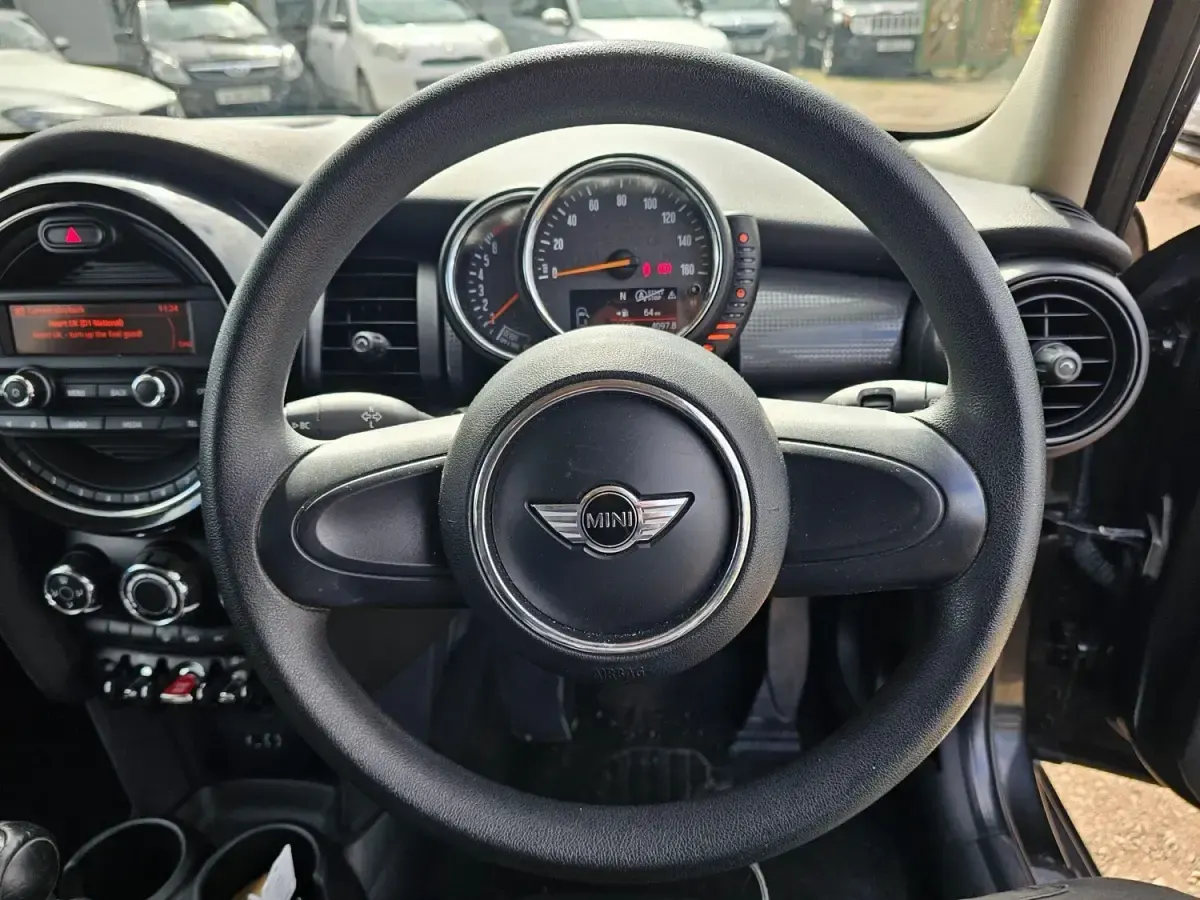 Usado Mini Cooper Hatch 2016 Negro Utilitario