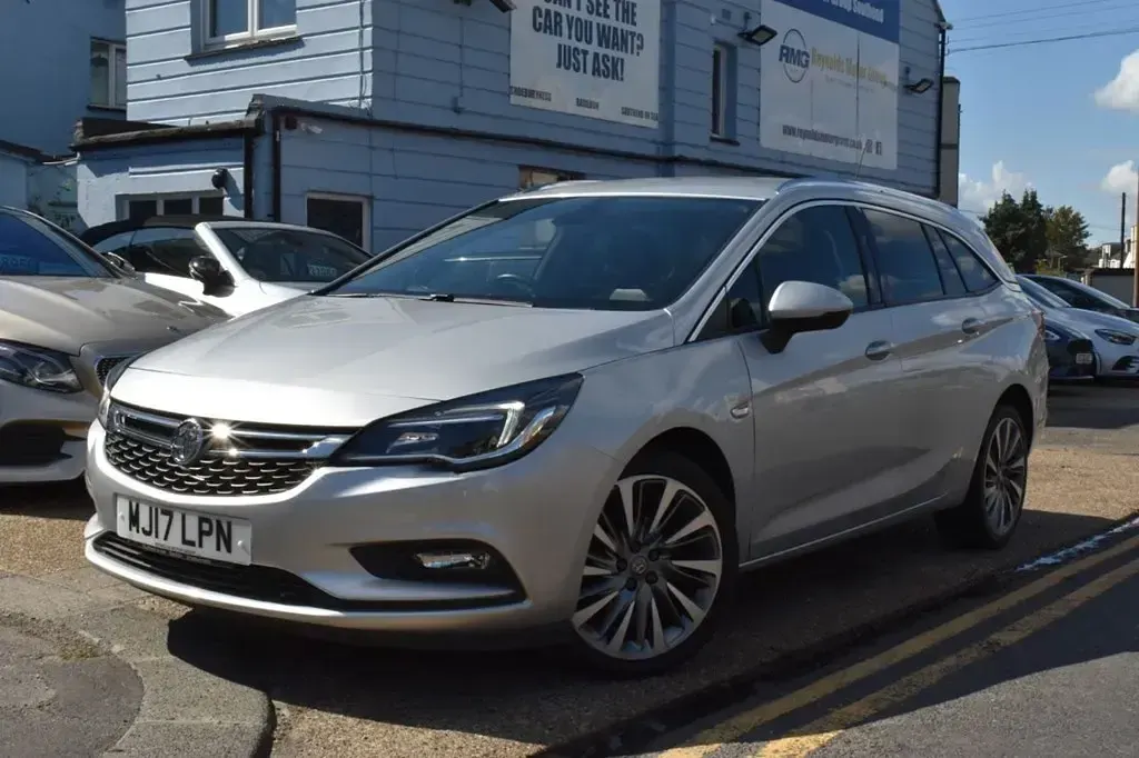 Used Vauxhall Astra Elite 150 HP (110 kW) 2017 Silver Estate