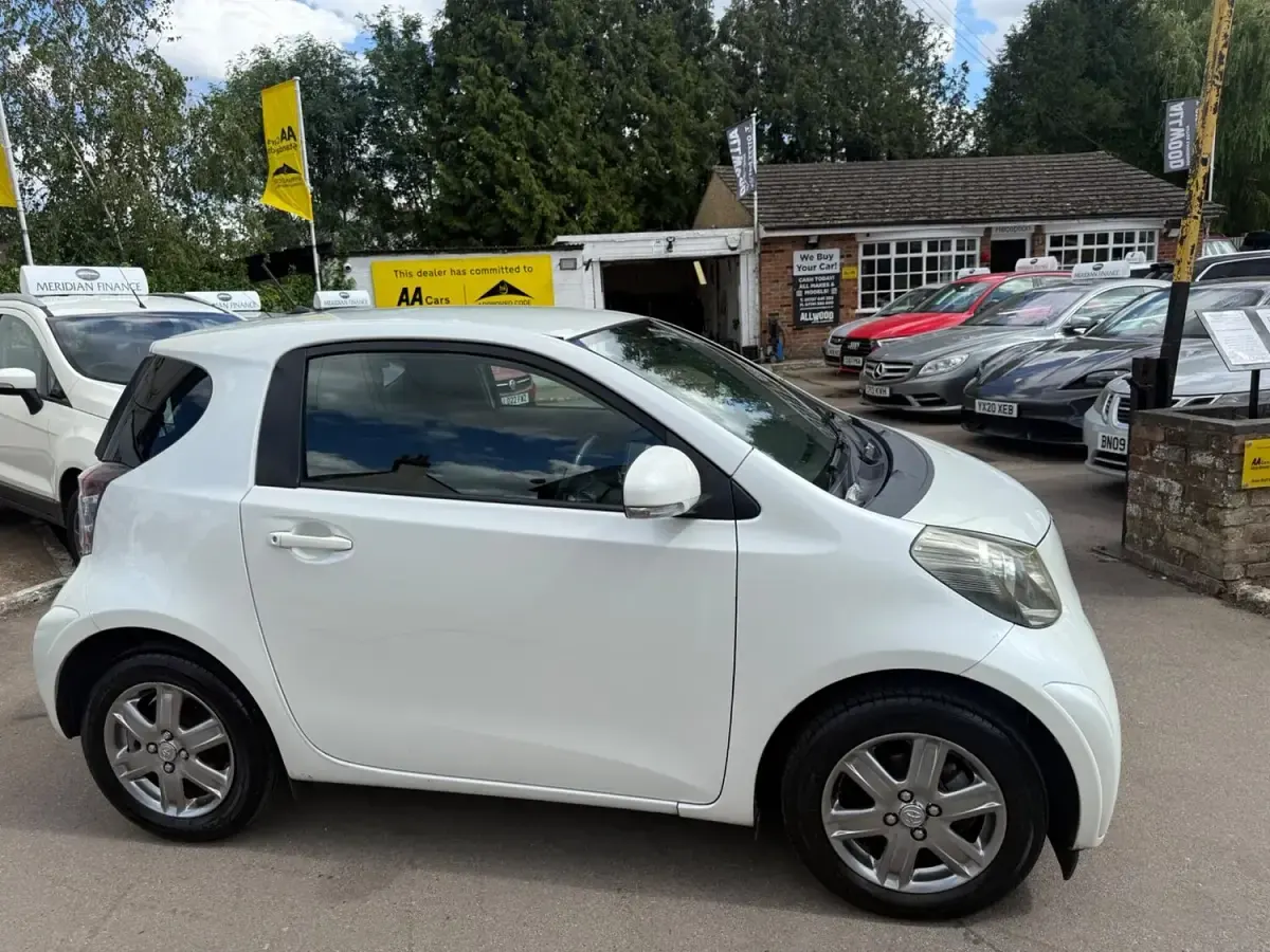 Used Toyota iQ 68 HP (50 kW) 2010 White Hatchback