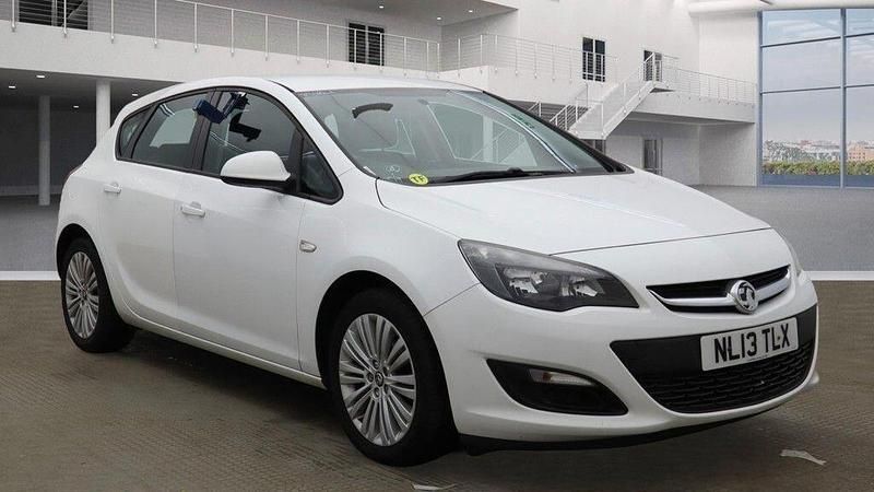White Used 2013 Vauxhall Astra Hatchback | £1,999 (Good price) - Image 1/4