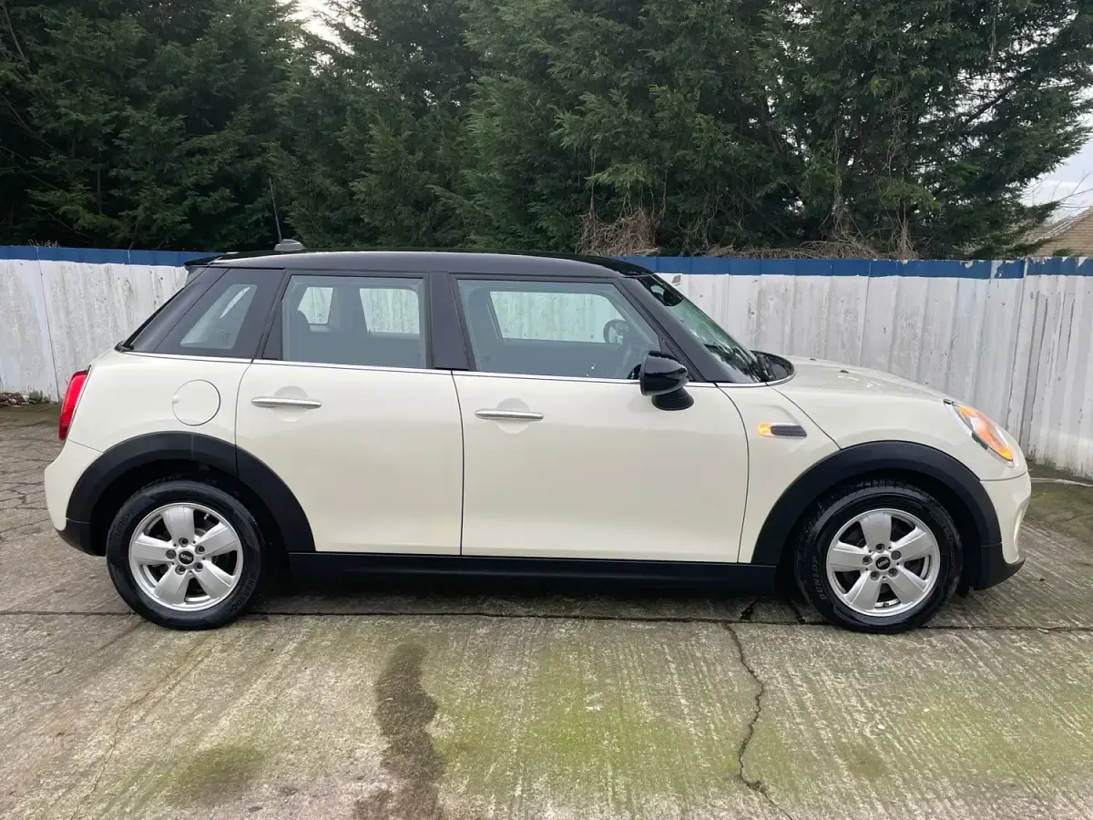 Używany Mini Cooper Hatch 136 KM (100 kW) 2018 Biały Hatchback
