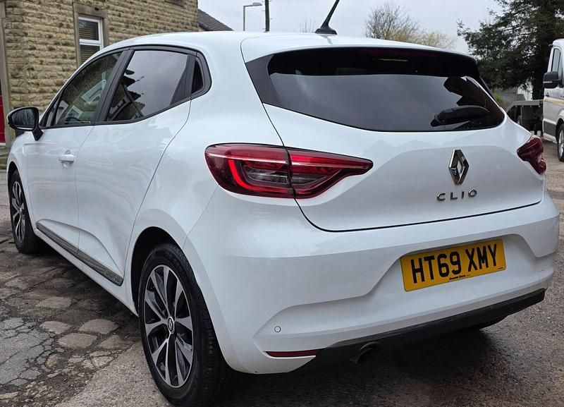 Used Renault Clio V Iconic 85 HP (62 kW) 2020 White Hatchback
