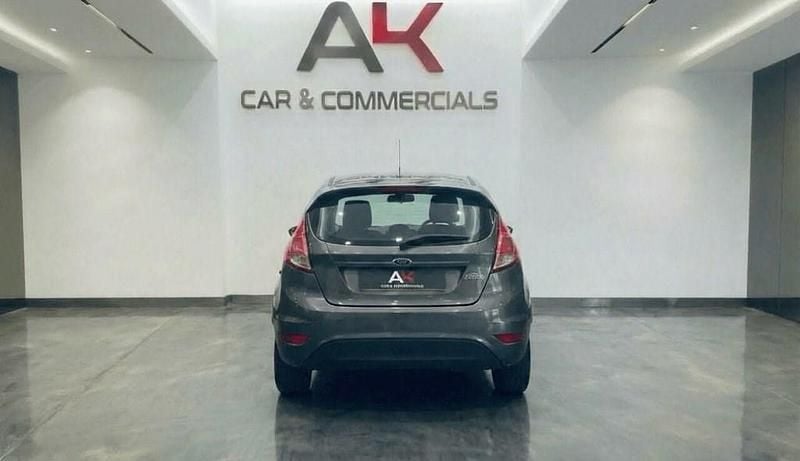 Usado Ford Fiesta Zetec 82 HP (60 kW) 2013 Cinzento Citadino