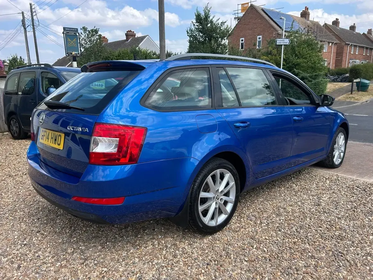Used Skoda Octavia Elegance 140 HP (102 kW) 2014 Blue Estate