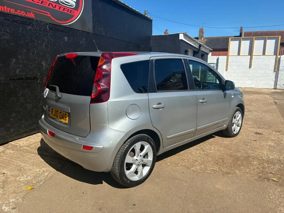 Używany Nissan Note N-TEC 110 KM (80 kW) 2010 Srebrny Hatchback