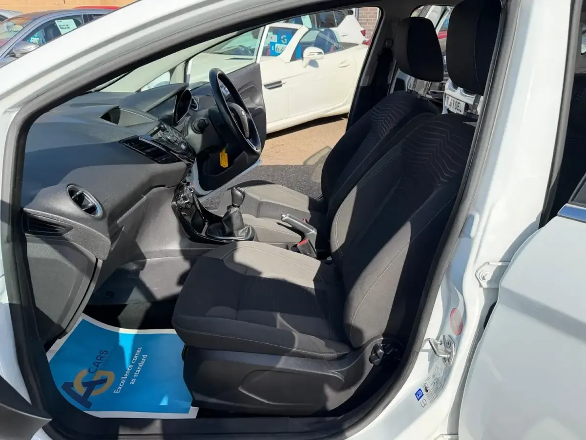 Used Ford Fiesta Zetec 82 HP (60 kW) 2015 White Hatchback