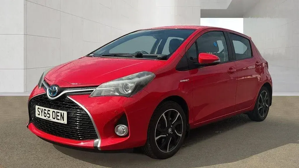 Used Toyota Yaris Design 100 HP (73 kW) 2016 Red Hatchback