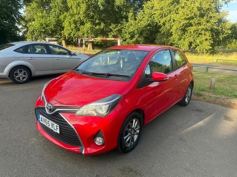 Used Toyota Yaris 69 HP (50 kW) 2015 Red Hatchback