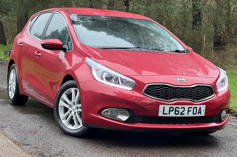 Used Kia Ceed 126 HP (92 kW) 2013 Red Hatchback