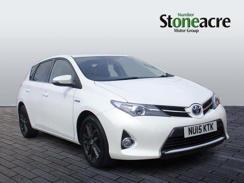 Used Toyota Auris Hybrid 2015 White Hatchback