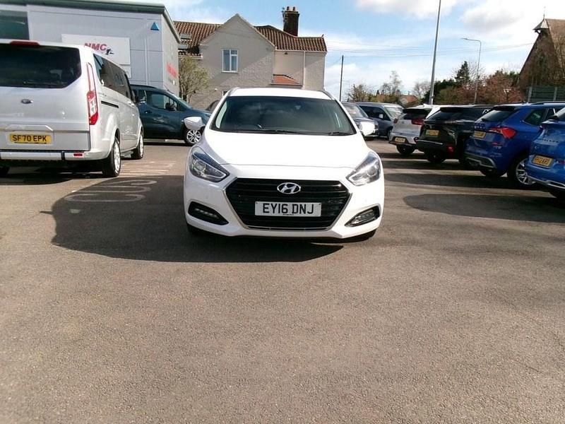 Used Hyundai i40 SE 115 HP (84 kW) 2016 White Estate