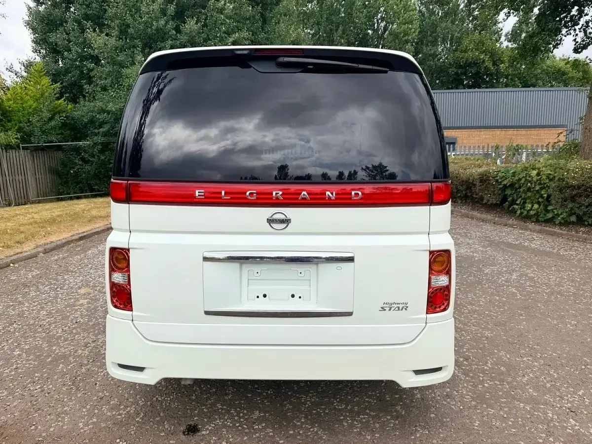 Used Nissan Elgrand 2006 Pearl white MPV