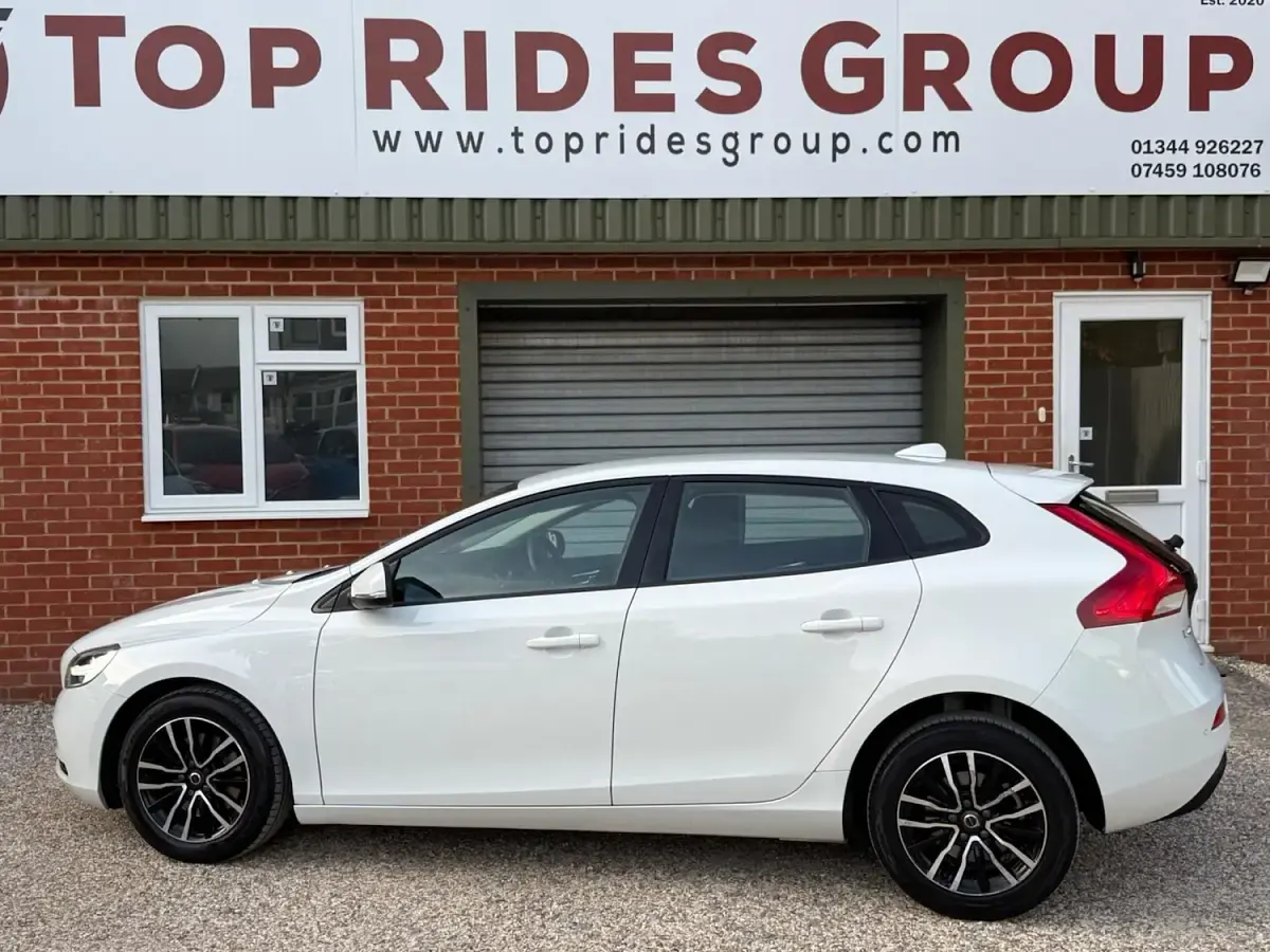 Used Volvo V40 Momentum 122 HP (89 kW) 2018 White Hatchback