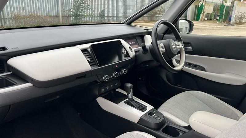 Used Honda Jazz Hybrid 109 HP (80 kW) 2021 Special solid  platinum white Hatchback