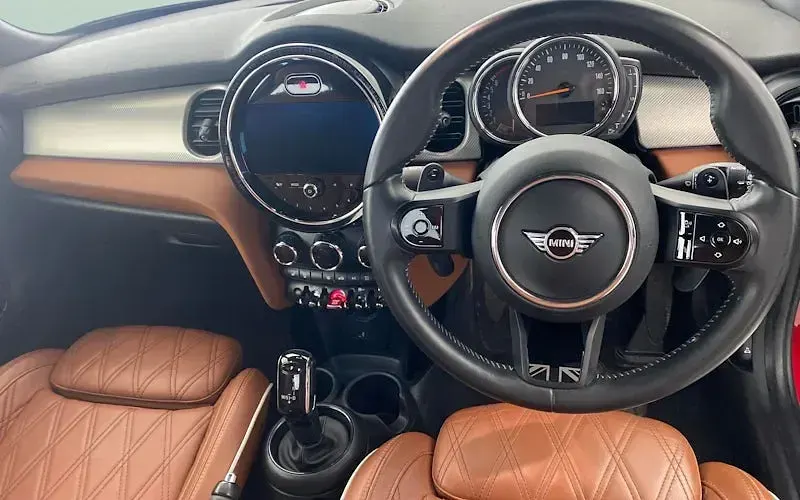 Używany Mini Cooper S Exclusive 178 KM (130 kW) 2022 Czerwony Hatchback