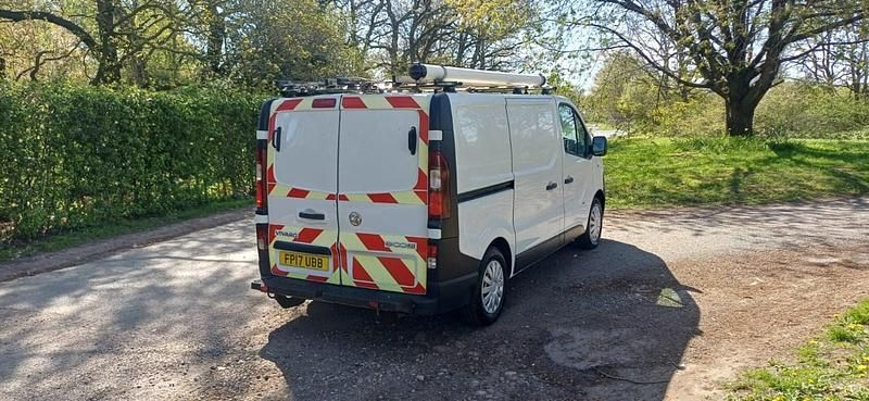Second-hand Vauxhall Vivaro 2017 Alb