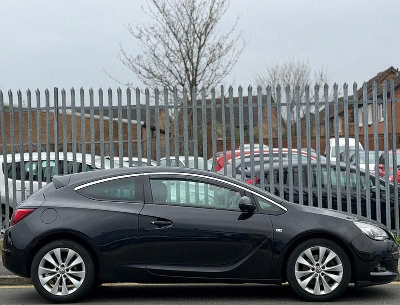 Second-hand Vauxhall Astra GTC SRi 165 CP (121 kW) 2015 Negru Hatchback