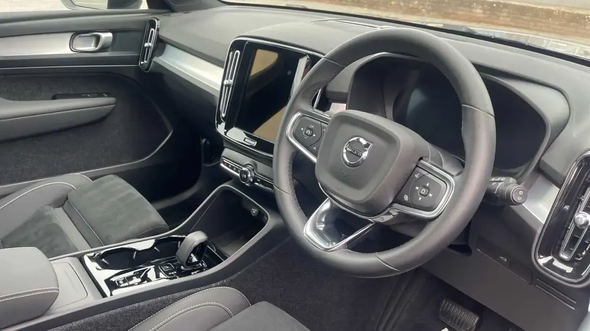 Used Volvo XC40 Plus 197 HP (144 kW) 2026 Silver SUV
